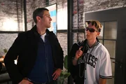 Dragan (Florian Thunemann, l.) ist erleichtert, als Lennox (Leif Lunburg) sein neues Image besser erf&uuml;llt als erwartet.