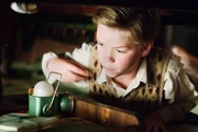 Zun&auml;chst nervt Eustachius (Will Poulter) die gesamte Mannschaft der "Morgenr&ouml;te", doch dann begreift er den Ernst der Lage und erweist sich sogar als der Retter ...