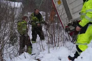 Eirik und Thord stehen in der Gefahrenzone des Anh&auml;ngers, der kurz davor ist, umzukippen. Sie m&uuml;ssen Gurte um den Anh&auml;nger befestigen. (National Geographic)