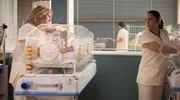 Dr. Ina Schulte (Isabell Gerschke, li.) und Arzu Ritter (Arzu Bazmann, re.) &uuml;berlegen, welche Babys sie auf andere Kliniken verteilen k&ouml;nnen. Die Cyberattacke auf die Sachsenklinik macht leider auch nicht vor der S&auml;uglingsstation halt.