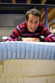 Willi macht sich heute schlau in Sachen Schlaf. Hier liegt er schon mal Probe auf Matratzen der Traum-Fabrik in Bad Boll.