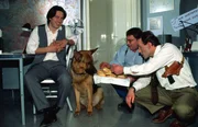 Kurz vor seinem Abschied traut sich Ernst Stockinger (Karl Markovics, r.) dann doch noch, Rex eine Wurstsemmel anzubieten. Kommissar Moser (Tobias Moretti, l.) und Peter H&ouml;llerer (Wolf Bachofner, 2.v.r.) freuen sich.