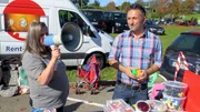 Petra und Mauro geben alles, um die Sachen auf dem Flohmarkt zu verkaufen Petra und Mauro geben alles, um die Sachen auf dem Flohmarkt zu verkaufen