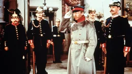 Wilhelm Voigt (Heinz R&uuml;hmann, 3. v. re.) hat mit zwei Gefreiten und 14 Mann das Rathaus von K&ouml;penick besetzt.