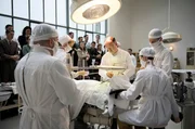 ARD CHARITÉ II. Staffel der historischen Krankenhausserie mit (6 neuen Folgen), ab Dienstag um 20.15 Uhr im Ersten. „Charité" - Die Geschichte des berühmten Berliner Krankenhauses wird im Ersten mit sechs neuen Folgen weitererzählt. Erzähldauer sind die Jahre 1943 - 1945. Prof. Ferdinand Sauerbruch (Ulrich Noethen, M.) operiert ein Kind, das Opfer eines Bombenangriffs wurde. (Folge 2). ARD CHARITÉ II. Staffel der historischen Krankenhausserie mit (6 neuen Folgen), ab Dienstag um 20.15 Uhr im Ersten. „Charité" - Die Geschichte des berühmten Berliner Krankenhauses wird im Ersten mit sechs neuen Folgen weitererzählt. Erzähldauer sind die Jahre 1943 - 1945. Prof. Ferdinand Sauerbruch (Ulrich Noethen, M.) operiert ein Kind, das Opfer eines Bombenangriffs wurde. (Folge 2).