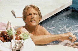 In dem selben Pool, zu dem er sich jetzt die Fruechte tragen laesst, wollte er sich vormals ertraenken.