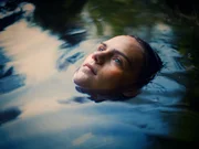 Lea (Mariella Aumann) f&uuml;hlt sich in der Natur der Berge endlich frei.