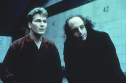 Von einem Geister-Kollegen (Vincent Schiavelli, r.) erh&auml;lt der erst kurz verstorbene Sam (Patrick Swayze, l.) einige n&uuml;tzliche Tipps f&uuml;r sein neues, immaterielles Dasein ...
