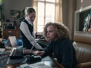 (v.li.): Susanne Wuest (Illy), Sarah Viktoria Frick (Adriana).