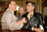 Am liebsten m&ouml;chte Kommissar Stoever (Manfred Krug, links) auf den unzuverl&auml;ssigen Klaus Schuster (Michael Greiling, rechts) los gehen; Brockm&ouml;ller (Charles Brauer, Mitte) kann Stoever nur mit M&uuml;he zur&uuml;ckhalten.