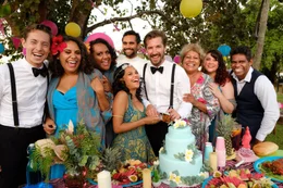 Mit dem Brautpaar Lauren (Miranda Tapsell, 3.v.l.) und Ned (Gwilym Lee, M.) freuen sich die Hochzeitsg&auml;ste: Neds Bruder Robbie (Matt Crook, l.), die Brautjungfern Dana (Elaine Crombie, l.), Kailah (Dalara Williams; 2.v.l.) und Ronelle (Shari Sebbens, r.), der Pfarrer (Rob Collins, Mitte hinten), Cousin Braydon (Shaka Cook, r.) und Tante Bree (Tessa Rose, 2.v.r.).