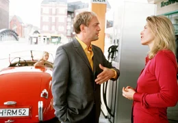 Hartmut Popp (Uwe Ochsenknecht) trifft seine Ex-Frau Sabine (Barbara Rudnik, re.) w&auml;hrend im Auto seine neue Freundin (Eva O'Brian) wartet.
