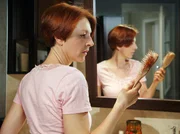 Pia Heilmann (Hendrikje Fitz) hat erfahren, dass ihre krebskranke Freundin Ines &uuml;berraschend schnell gestorben ist. Bisher verkraftet Pia die Chemotherapie gut und ihr Zustand ist stabil. Doch als sie feststellt, dass ihr die Haare ausgehen, bekommt sie eine Panikattacke.