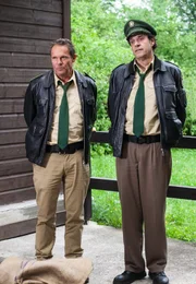 Mit Improvisationstalent und einem verfrühten Nikolausgeschenk locken Hubert (Christian Tramitz, links) und Staller (Helmfried von Lüttichau, rechts) den Täter aus seinem Versteck. Mit Improvisationstalent und einem verfrühten Nikolausgeschenk locken Hubert (Christian Tramitz, links) und Staller (Helmfried von Lüttichau, rechts) den Täter aus seinem Versteck.