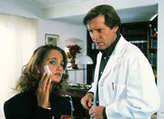 Dr. Stefan Frank (Sigmar Solbach) entfernt ein Muttermal bei Johanna Korte (Dascha Lehmann), der derzeitigen Miss Bayern. Dr. Stefan Frank (Sigmar Solbach) entfernt ein Muttermal bei Johanna Korte (Dascha Lehmann), der derzeitigen Miss Bayern.