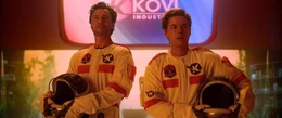 Leon Kovi (Zach Braff, l.); Walt (Cole Sprouse, r.)
