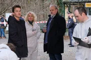 Hauptkommissar Richard Voss (Jan Gregor Kremp, r.) und Tom Kupfer (Ludwig Blochberger, l.) erfahren von Dr. Franziska Sommerfeld (Christina Rainer, M.) woran die junge Biologin gestorben ist. Hauptkommissar Richard Voss (Jan Gregor Kremp, r.) und Tom Kupfer (Ludwig Blochberger, l.) erfahren von Dr. Franziska Sommerfeld (Christina Rainer, M.) woran die junge Biologin gestorben ist.