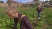 Körpereinsatz statt Maschine: Christopher zeigt Pauline, wie er sein Rübenfeld bearbeitet. Körpereinsatz statt Maschine: Christopher zeigt Pauline, wie er sein Rübenfeld bearbeitet.