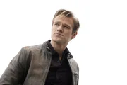 MacGyver (Lucas Till) untersucht ein mysteriöses Objekt, das in der Wüste Nevadas abgestürzt ist, und wird von einer Gruppe maskierter Männer angegriffen. MacGyver (Lucas Till) untersucht ein mysteriöses Objekt, das in der Wüste Nevadas abgestürzt ist, und wird von einer Gruppe maskierter Männer angegriffen.