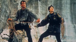 Gabe (Sylvester Stallone) und Jessie (Janine Turner) befinden sich in einer misslichen Situation..