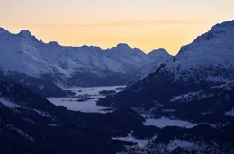 Schweizer Berg-Impression: Blick auf verschneites Oberengadin im Sonnenuntergang von der Bergstation Muottas Muragl aus.