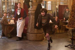 Im Paris der 1930er Jahre, im Bahnhof Montparnasse, lebt der Junge Hugo (Asa Butterfield) versteckt im Gew&ouml;lbe des Pariser Bahnhofs und immer auf der Flucht vor dem hinkenden Bahnhofaufseher ...