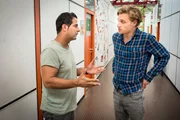 Marlon (Nico Ehrenteit, r.) hilft Tarik (Serhat Cokgezen, l.) bei seinem Gewalt-Präventionskurs in der Schule. Marlon (Nico Ehrenteit, r.) hilft Tarik (Serhat Cokgezen, l.) bei seinem Gewalt-Präventionskurs in der Schule.