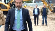 Nach dem Mord an einem seiner Mitarbeiter, wird Jens Wegner (Jens M&uuml;nchow, l.) von Finn Kiesewetter (Sven Martinek, M.) und Lars Englen (Ingo Naujoks, r.) auf seiner Baustelle konfrontiert.