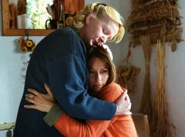 Judith (Christina Plate, re.) wird von ihrer Mutter (Christine Schorn) getr&ouml;stet.