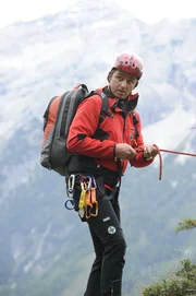 Martin Gruber (Hans Sigl) bereitet sich auf den Abstieg vor, um ein Unfallopfer aus der Wand zu bergen.
