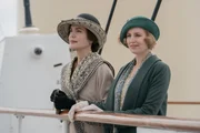l-r: Cora Crawley (Elizabeth McGovern), Lady Edith (Laura Carmichael)