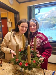 Stolz auf ihr Werk: Sophia (links) und Kaja (rechts) haben einen Adventskranz gebastelt. Stolz auf ihr Werk: Sophia (links) und Kaja (rechts) haben einen Adventskranz gebastelt.
