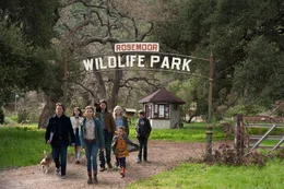 Gemeinsam mit seinen Kindern Dylan (Colin Ford, hinten r.) und Rosie (Maggie Elizabeth Jones, vorne r.) st&uuml;rzt sich Benjamin Mee (Matt Damon, vorne l.) in das das Abenteuer seines Lebens. Dabei werden sie jedoch von Kelly (Scarlett Johansson, vorne M.), Lily (Elle Fanning, hinten 2.v.r.), Robin (Patrick Fugit, hinten 2.v.l.) und Rhonda (Carla Gallo, hinten l.) unterst&uuml;tzt ...