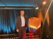 Prof. Dr. Franz Pfeiffer (Chair Biomedical Physics, Fakultät Physik und Medizin, Direktor der Munich School of BioEngineering) von der TU München zeigt in seinem Vortrag "Röntgen 2.0 - Wie der Wellencharakter von Röntgenlicht die Medizinische Bildgebung verbessern wird" die Grundprinzipien neuer Röntgen-Verfahren auf und fasst exemplarisch die bereits erreichten vorklinischen Forschungsergebnisse zusammen. Prof. Dr. Franz Pfeiffer (Chair Biomedical Physics, Fakultät Physik und Medizin, Direktor der Munich School of BioEngineering) von der TU München zeigt in seinem Vortrag "Röntgen 2.0 - Wie der Wellencharakter von Röntgenlicht die Medizinische Bildgebung verbessern wird" die Grundprinzipien neuer Röntgen-Verfahren auf und fasst exemplarisch die bereits erreichten vorklinischen Forschungsergebnisse zusammen.