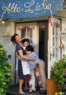 Ein gut gelauntes Trio: Anne (Christine Neubauer) verbringt mit ihren Kindern Emily (Giulia Karkhoff) und Robert (Jean-Luca Classen) den Sommer auf Sylt.
