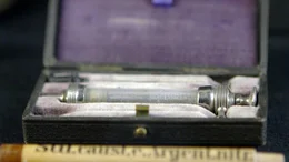 Ein fixer Bestandteil des Reisegep&auml;cks der Damen des 19. Jahrhunderts - Kokainspritze als Mittel gegen Wechselbeschwerden, Sisi Museum Wien.