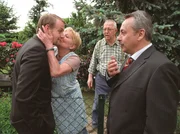 In seiner Rolle als Ministerpr&auml;sident besucht Erwin Strunz (Wolfgang Stumph, re.) zusammen mit seinem Referenten Delbr&uuml;ck (Devid Striesow, li.) den Kleingarten-Verein. Als Delbr&uuml;ck verk&uuml;ndet, dass die Startbahn, der die G&auml;rten weichen sollten, nicht gebaut wird, sind die Schreberg&auml;rtner &uuml;bergl&uuml;cklich.