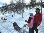 Marlies (links) und Emilia w&auml;hrend der Hundeschlittentour im norwegischen Kvinen.