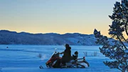 Abenteuer Hurtigruten - Winterzauber am Polarkreis Schneemobilfahrt durch Lappland