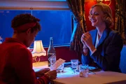 George (Diaana Babnicova, l.) lernt im Speisewagen des Nachtzugs die charmante Abenteurerin Sabrina Grover (Nora Arnezeder, r.) kennen. George (Diaana Babnicova, l.) lernt im Speisewagen des Nachtzugs die charmante Abenteurerin Sabrina Grover (Nora Arnezeder, r.) kennen.