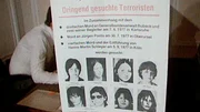 Das Jahr 1977 – ist das Jahr, das vom RAF-Terrorismus überschattet wird. West-Berlin landet in den Schlagzeilen mit der jüngsten Drogentoten – Babette war erst 14 Jahre alt. Ost-Berlin leidet hingegen unter Kaffeeversorgungsproblemen. Eine Berlin-Chronik der Superlative: 40 Folgen, von 1961, dem Jahr des Mauerbaus, bis zum neuen Jahrtausend 1999, zehn Jahre nach dem Mauerfall. - Fahndungsfotos im "Deutschen Herbst"