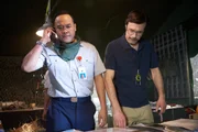 HAMILTON, ONTARIO - Ein indonesischer Ermittler (gespielt von Jon de Leon) und ein britischer Ermittler (gespielt von Pascal Langdale) sehen sich Unterlagen zum Absturz des Garuda-Flugs 152 an. HAMILTON, ONTARIO - Ein indonesischer Ermittler (gespielt von Jon de Leon) und ein britischer Ermittler (gespielt von Pascal Langdale) sehen sich Unterlagen zum Absturz des Garuda-Flugs 152 an.