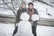 Lilli (Ronja Forcher, l.) und Lisbeth Gruber (Monika Baumgartner, r.) bauen einen Schneemann. Die Ruhe vor dem Sturm. Lilli (Ronja Forcher, l.) und Lisbeth Gruber (Monika Baumgartner, r.) bauen einen Schneemann. Die Ruhe vor dem Sturm.