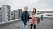 Leonie Winkler (Cornelia Gr&ouml;schel) findet Amanda (Emilie Neumeister) auf einem Hausdach.