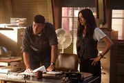 Special Agent Leroy Jethro Gibbs (Austin Stowell, l.); Special Agent Lala Dominguez (Mariel Molino, r.)
