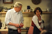 Rosi beschwert sich bei Joseph über die Landfrauen und ihre Gerüchte. Von links: Joseph Brunner (Wilhelm Manske) und Rosi Brunner (Brigitte Walbrun).