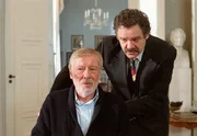Der erfahrene Rechtsanwalt Dr. Stefan Milloschinsky (Gunter Berger, re.) kann es nicht ertragen, dass sein Chef Dr. Maertens (Dietmar Sch&ouml;nherr) ein Geheimnis vor ihm bewahrt.