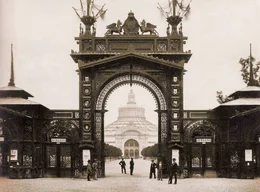 Eingangstor zur Weltausstellung 1873 mit Rotunde im Hintergrund.