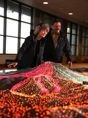 Jessica Chobot und ihr Gast Matt Moneymaker (r.) untersuchen und diskutieren die Vulkananzeige. Jessica Chobot und ihr Gast Matt Moneymaker (r.) untersuchen und diskutieren die Vulkananzeige.