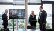 Anwalt Wieland Krohn (Christoph M. Ohrt, l.) pr&auml;sentiert Markus Gellert (Herbert Knaup, r.) und Isa von Brede (Sabine Postel, 2.v.r.) ein Video, dass eindeutig belegt, dass ihr Mandant Daniel Bienert die App nicht entwickelt hat.
